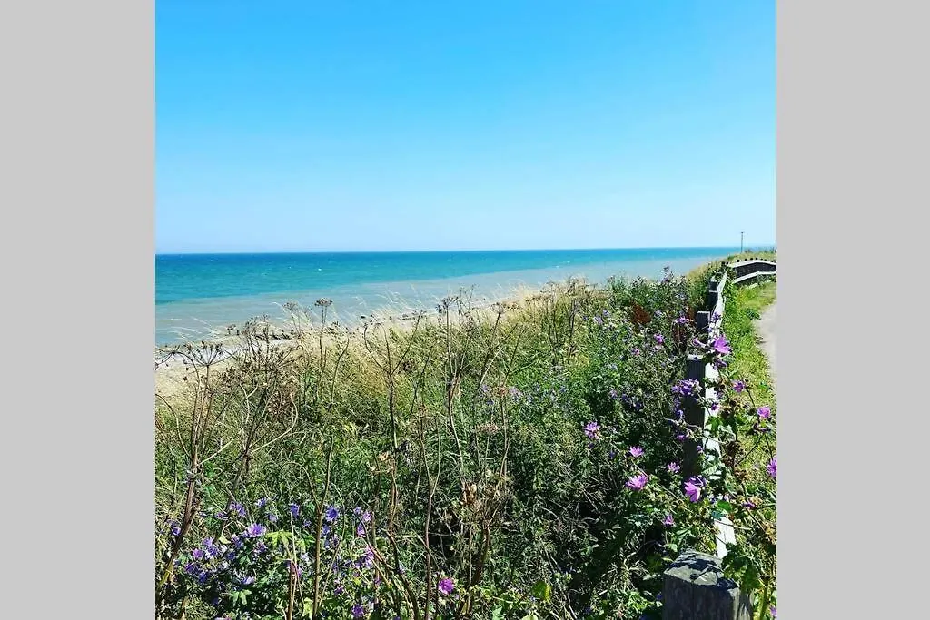 Cliff Top, Hornsea, Close To Sea Apartment